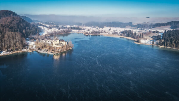 Fuschlsee mit dem Hotel Schloss Fuschl im Jänner - seen by streb